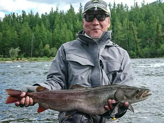 pesca mosca taimen mongolia